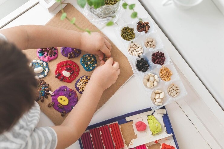sensory play anak, permainan sensorik, stimulasi tumbuh kembang, bahan dapur aman untuk anak, aktivitas edukatif balita, sensory play balita, manfaat sensory play, permainan anak usia dini.